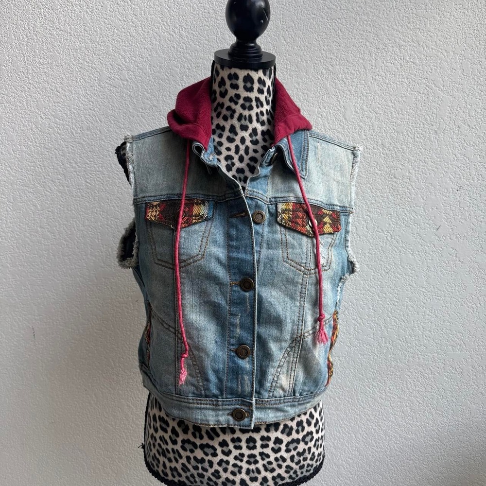 Rue 21 distressed denim vest with embroidered pockets size L